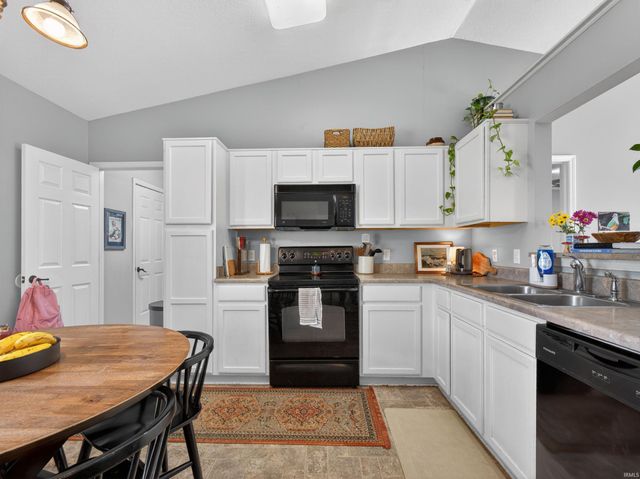 9516 Golden Oak Drive, Fort Wayne, IN 46835