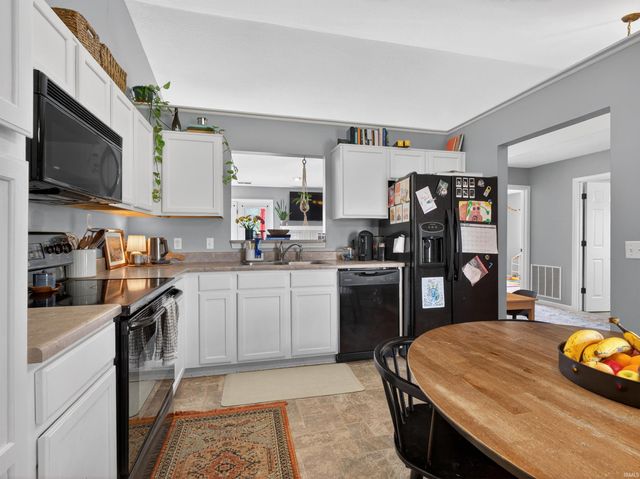 9516 Golden Oak Drive, Fort Wayne, IN 46835