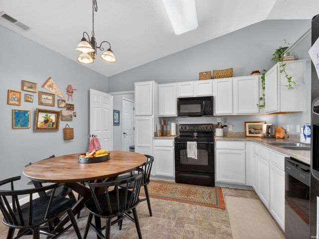 9516 Golden Oak Drive, Fort Wayne, IN 46835