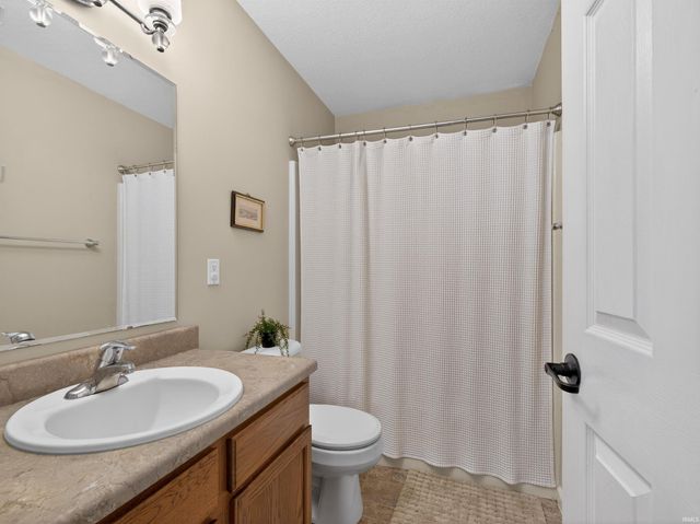 9516 Golden Oak Drive, Fort Wayne, IN 46835