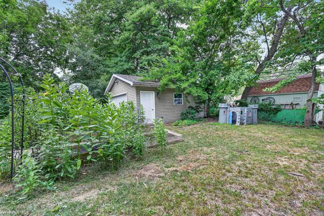 312 Fairfield Avenue, Holly, MI 48442