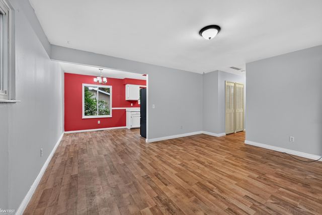 312 Fairfield Avenue, Holly, MI 48442