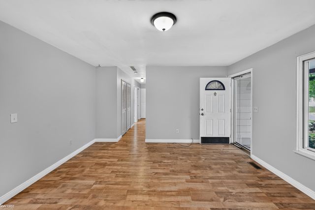 312 Fairfield Avenue, Holly, MI 48442