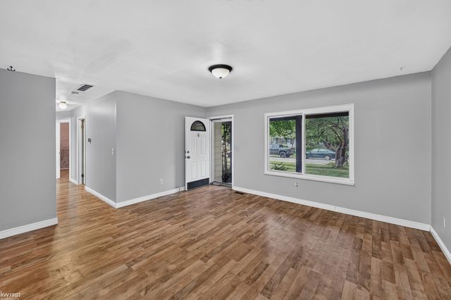 312 Fairfield Avenue, Holly, MI 48442