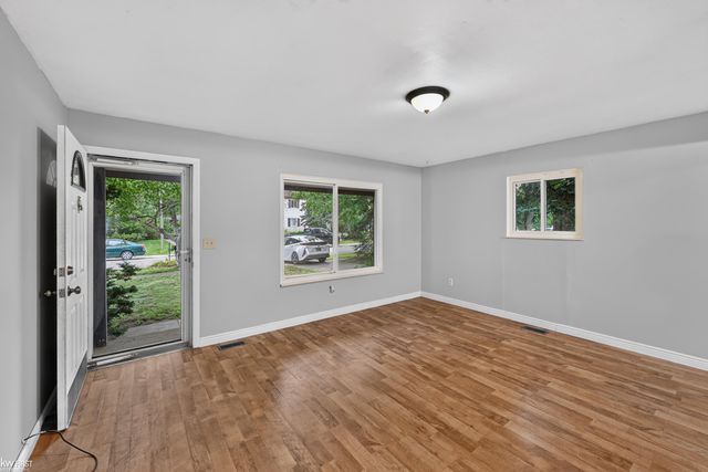 312 Fairfield Avenue, Holly, MI 48442