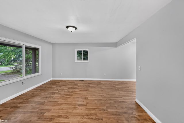 312 Fairfield Avenue, Holly, MI 48442