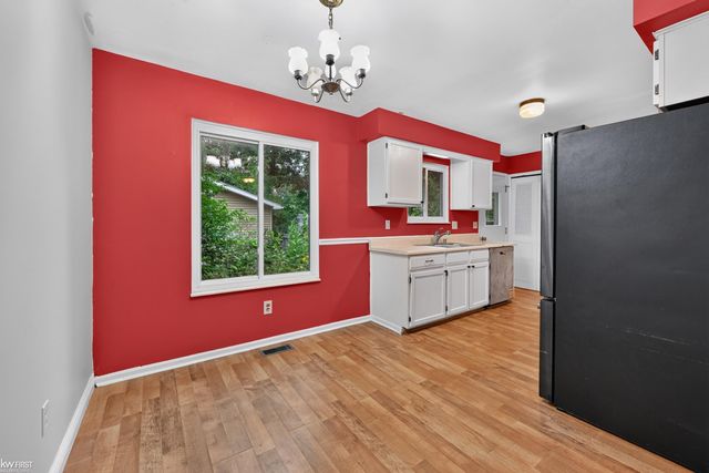 312 Fairfield Avenue, Holly, MI 48442