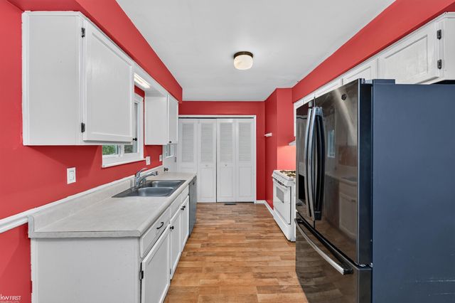 312 Fairfield Avenue, Holly, MI 48442