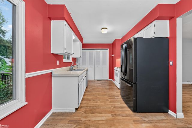 312 Fairfield Avenue, Holly, MI 48442