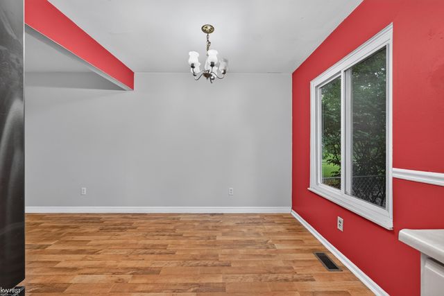 312 Fairfield Avenue, Holly, MI 48442