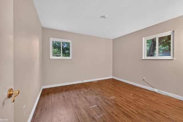 312 Fairfield Avenue, Holly, MI 48442