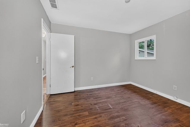 312 Fairfield Avenue, Holly, MI 48442