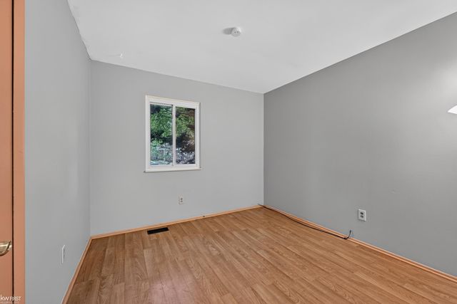 312 Fairfield Avenue, Holly, MI 48442