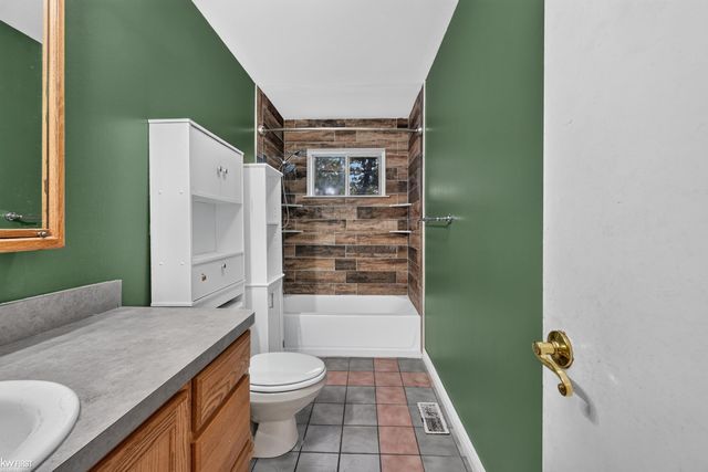 312 Fairfield Avenue, Holly, MI 48442