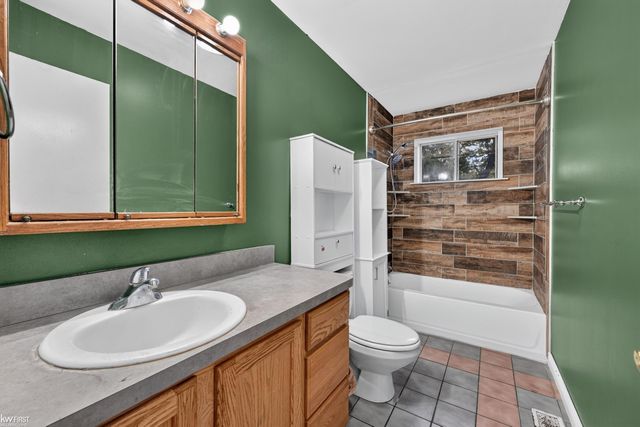312 Fairfield Avenue, Holly, MI 48442