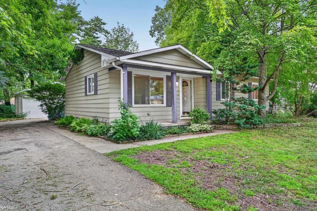 312 Fairfield Avenue, Holly, MI 48442