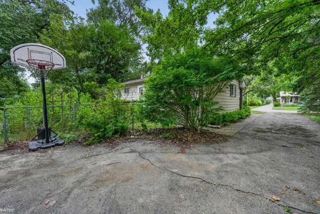 312 Fairfield Avenue, Holly, MI 48442