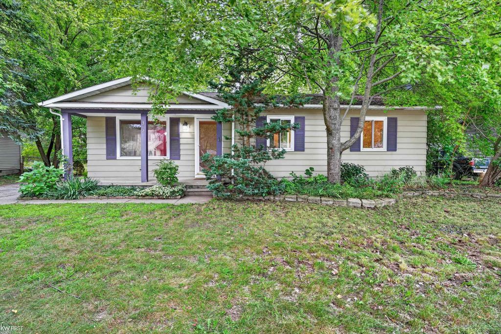 312 Fairfield Avenue, Holly, MI 48442