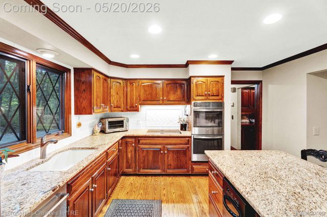 1100 Bretton Lane, Bloomfield Charter Township, MI 48304