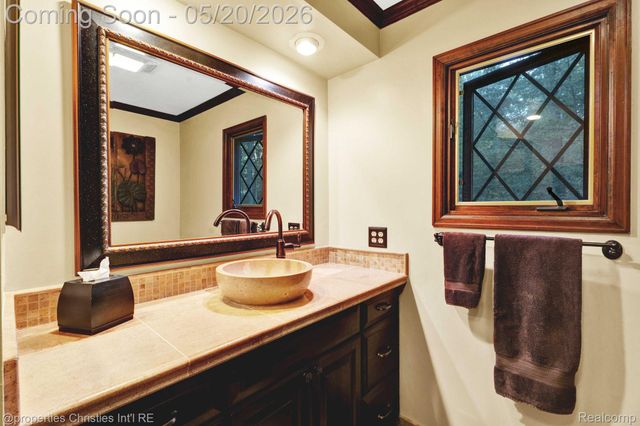 1100 Bretton Lane, Bloomfield Charter Township, MI 48304