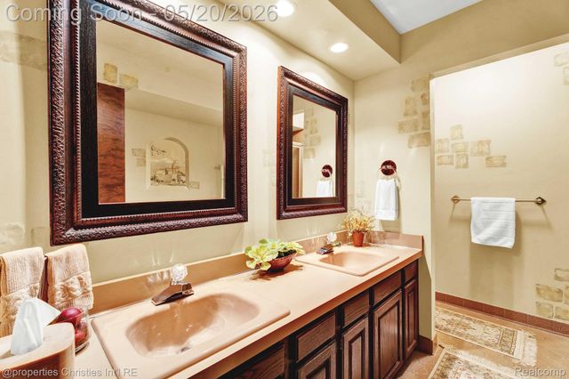 1100 Bretton Lane, Bloomfield Charter Township, MI 48304