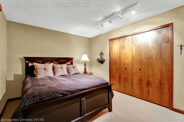 1100 Bretton Lane, Bloomfield Charter Township, MI 48304