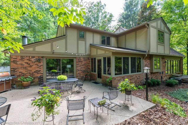 1100 Bretton Lane, Bloomfield Charter Township, MI 48304