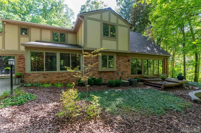 1100 Bretton Lane, Bloomfield Charter Township, MI 48304