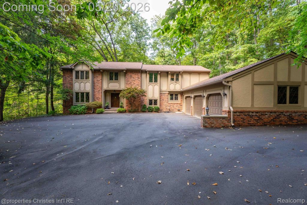 1100 Bretton Lane, Bloomfield Charter Township, MI 48304