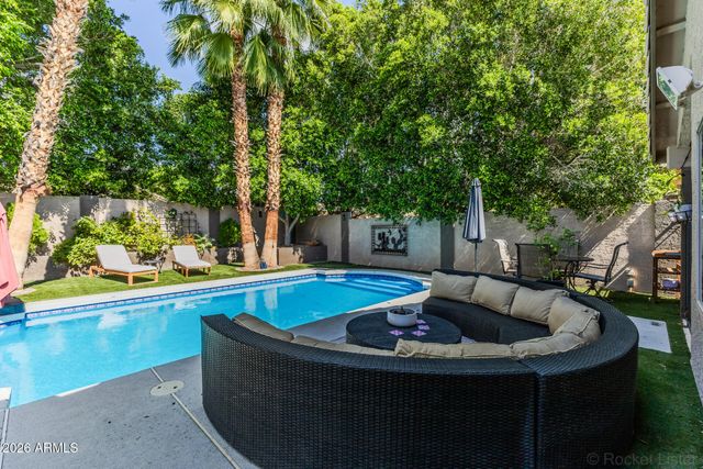 6614 W DESERT HOLLOW Drive, Phoenix, AZ 85083