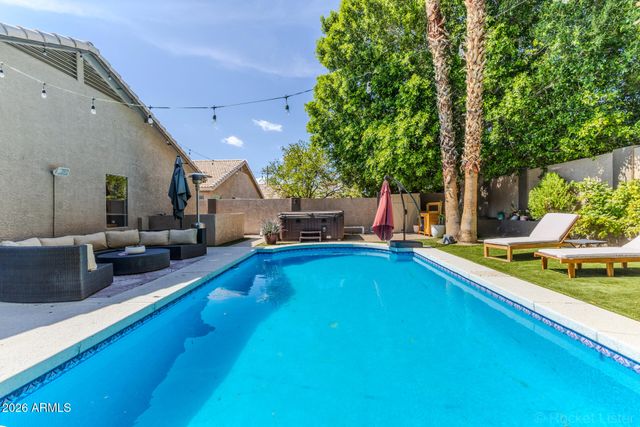 6614 W DESERT HOLLOW Drive, Phoenix, AZ 85083