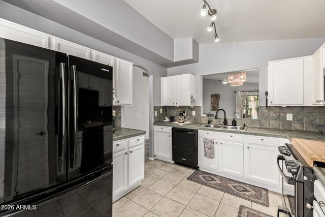 6614 W DESERT HOLLOW Drive, Phoenix, AZ 85083