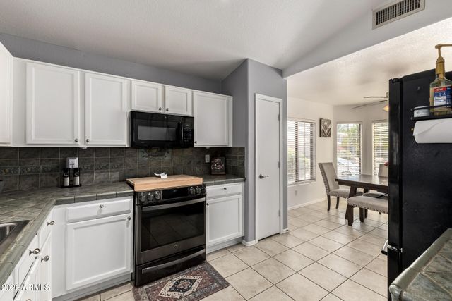 6614 W DESERT HOLLOW Drive, Phoenix, AZ 85083