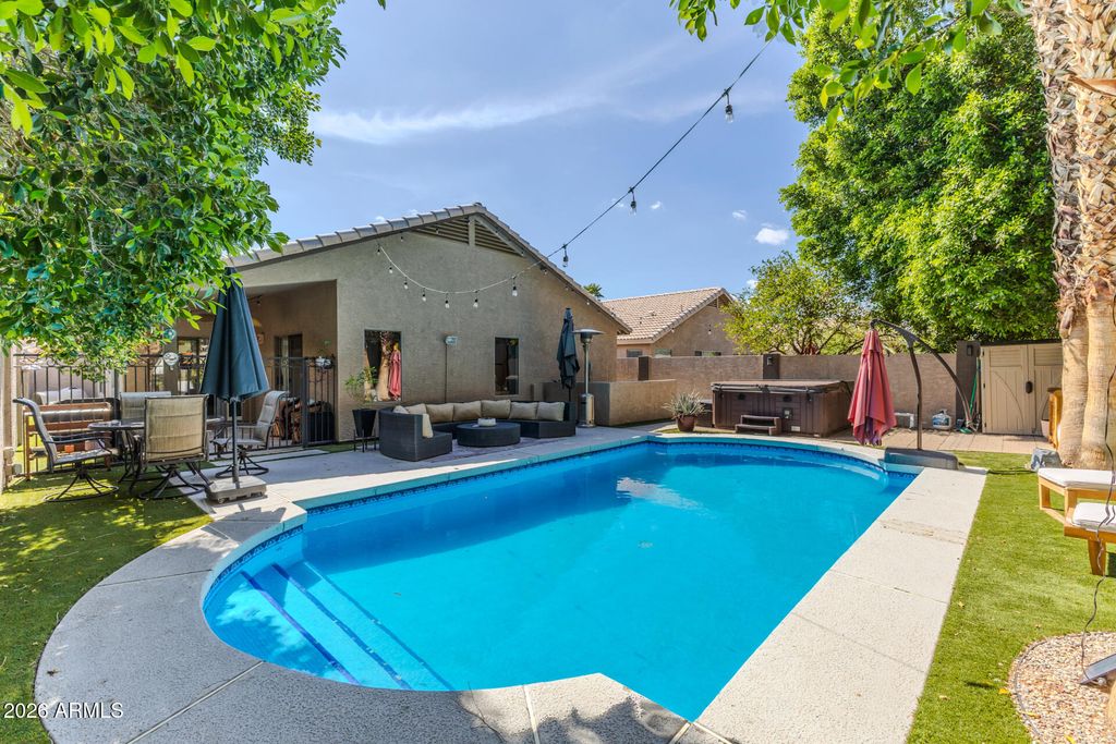 6614 W DESERT HOLLOW Drive, Phoenix, AZ 85083