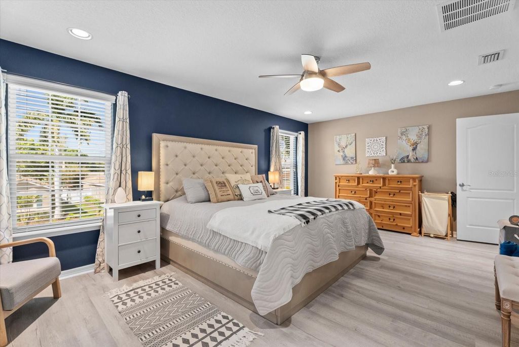 Image 19 of property listing at 5439 CARTAGENA DRIVE, Sarasota, FL 34233