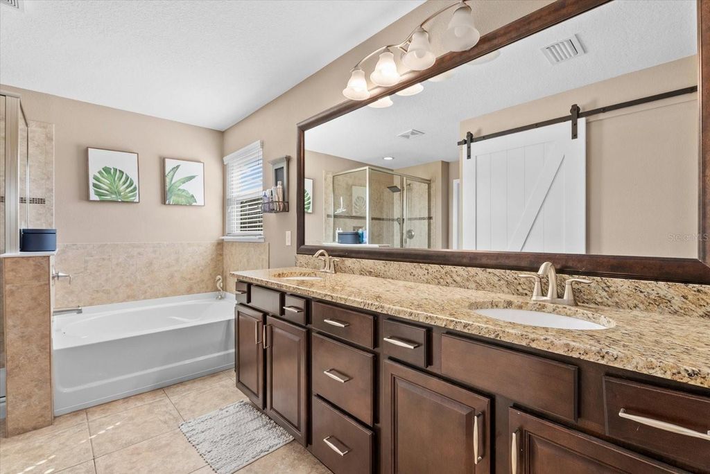 Image 21 of property listing at 5439 CARTAGENA DRIVE, Sarasota, FL 34233