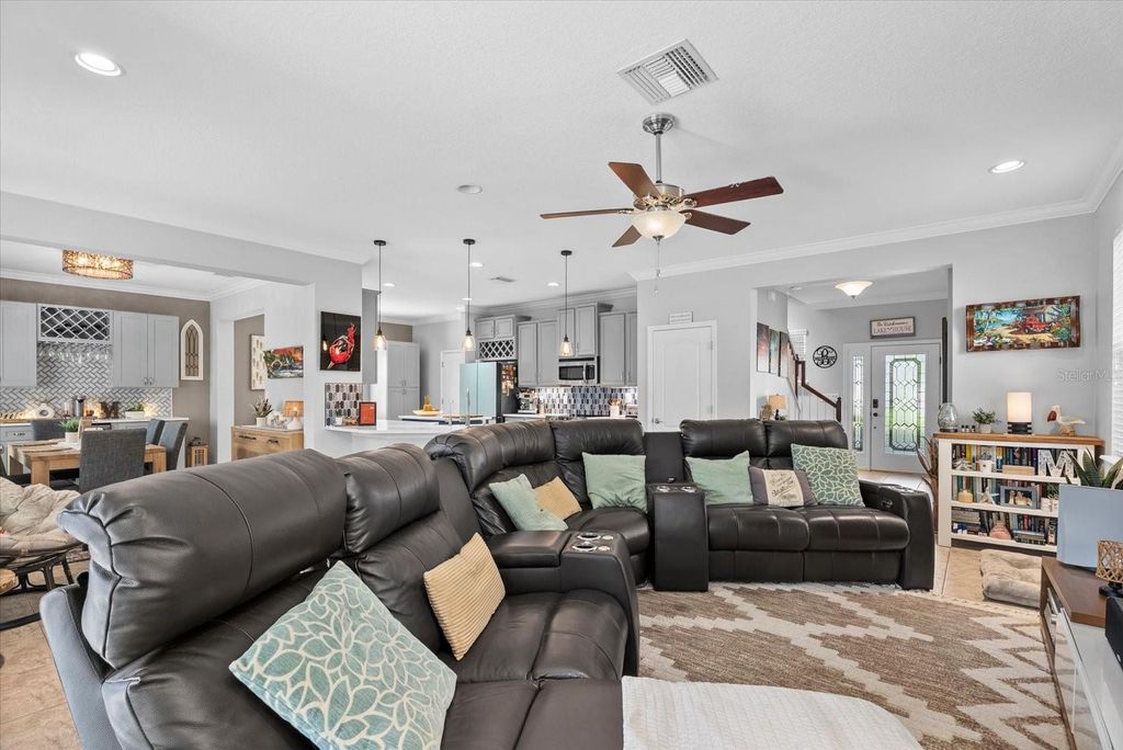 Image 5 of property listing at 5439 CARTAGENA DRIVE, Sarasota, FL 34233