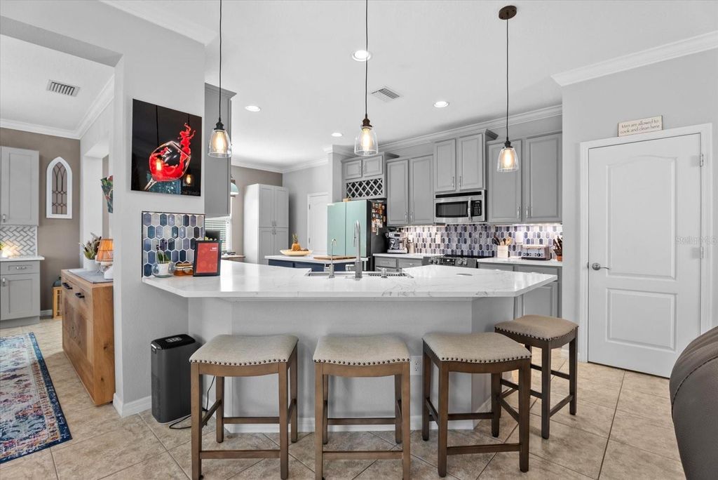 Image 7 of property listing at 5439 CARTAGENA DRIVE, Sarasota, FL 34233