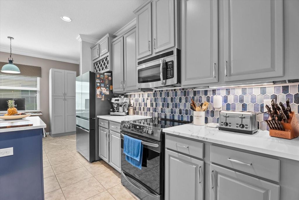 Image 8 of property listing at 5439 CARTAGENA DRIVE, Sarasota, FL 34233