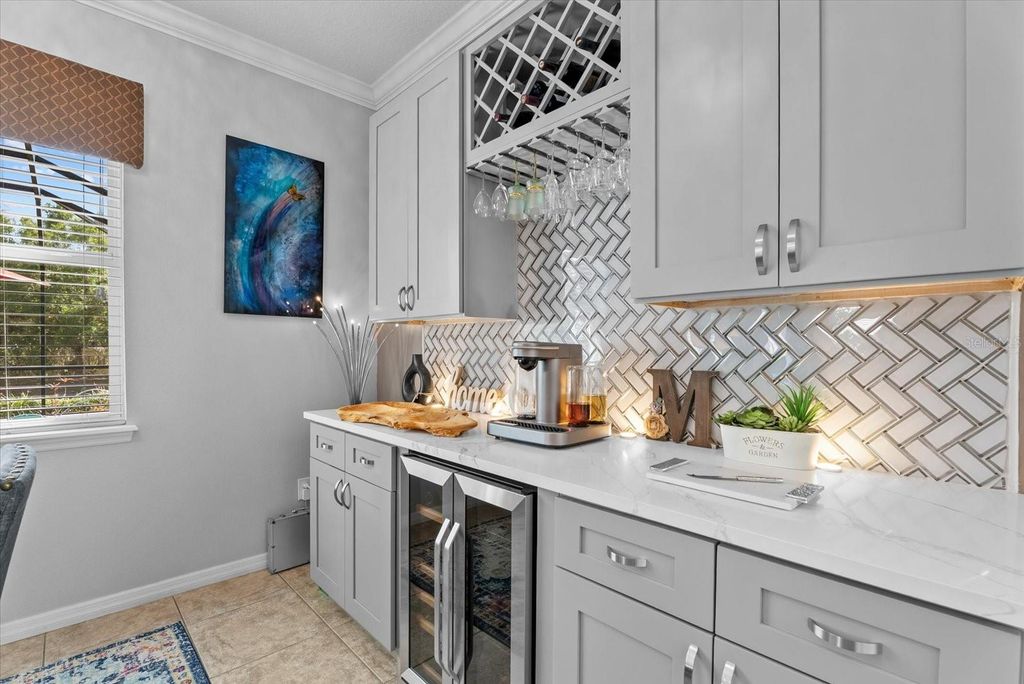 Image 9 of property listing at 5439 CARTAGENA DRIVE, Sarasota, FL 34233