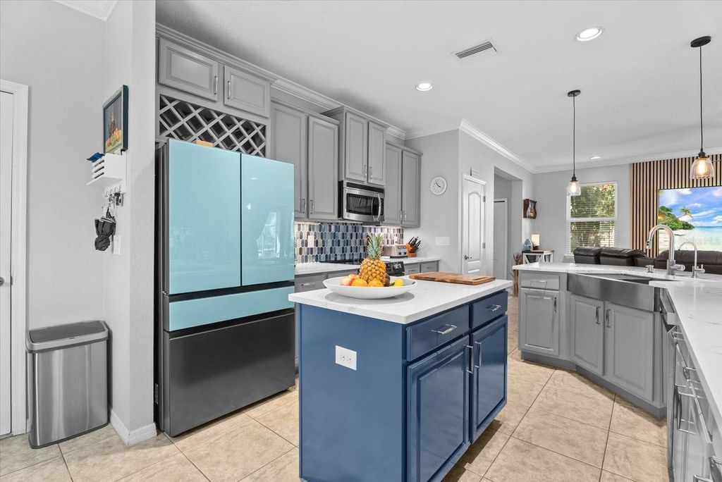 Image 10 of property listing at 5439 CARTAGENA DRIVE, Sarasota, FL 34233