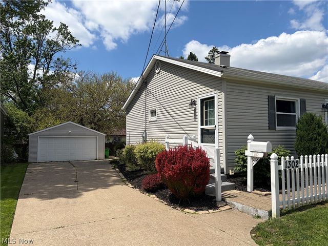 1302 Bel Air Drive NW, North Canton, OH 44720