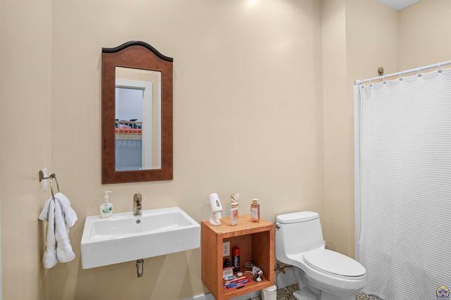 5807 SW 44th Ct, Topeka, KS 66610