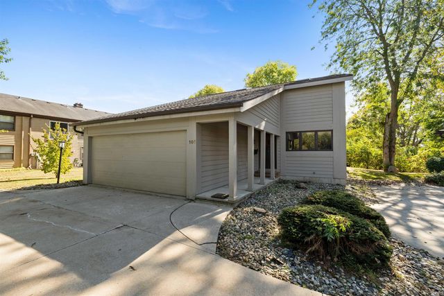 271 N McClellan St Apt 105, Auburn, IN 46706