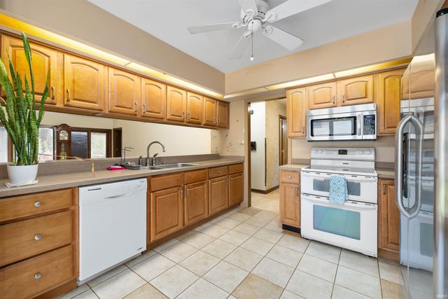 271 N McClellan St Apt 105, Auburn, IN 46706