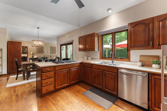2145 Kenton Lane, Libertyville, IL 60048