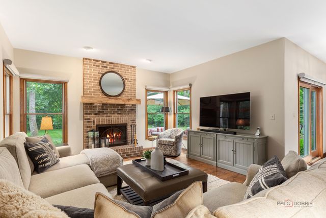2145 Kenton Lane, Libertyville, IL 60048