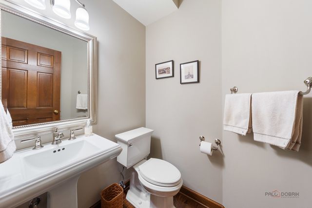 2145 Kenton Lane, Libertyville, IL 60048