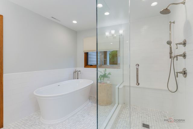 2145 Kenton Lane, Libertyville, IL 60048