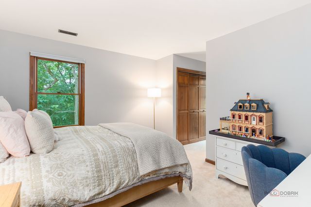 2145 Kenton Lane, Libertyville, IL 60048